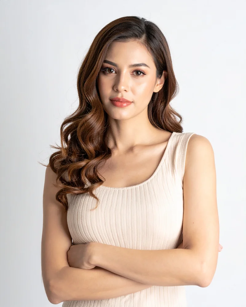 Femme aux cheveux naturels, peau saine et lumineuse