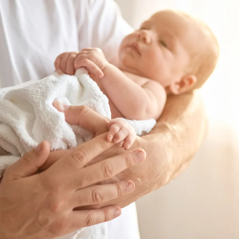 Bain de bébé, eau tiède, ambiance douce et sécurisée