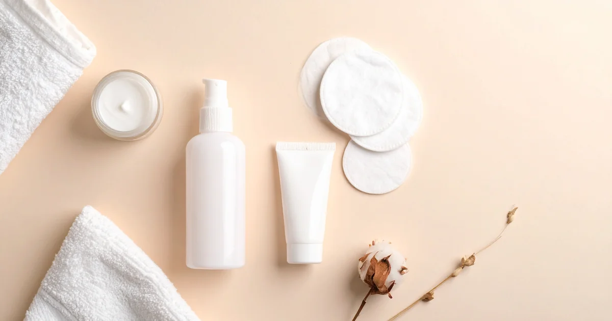 Produits cosmétiques naturels pour bébé, fond clair épuré